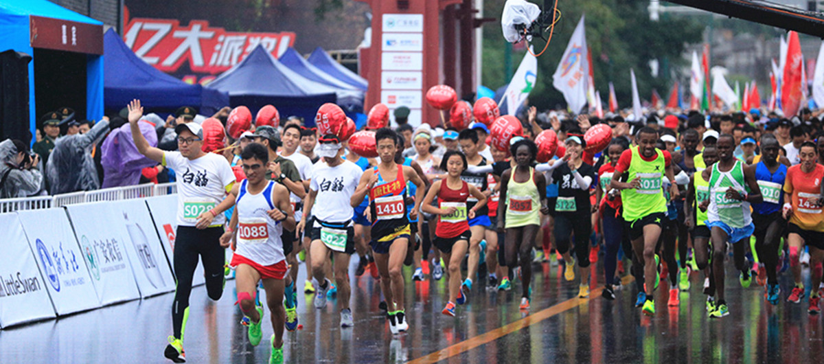 在现场：万人雨中奔跑