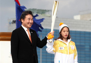 奥运圣火抵达韩国，平昌冬奥会敲响百日倒计时