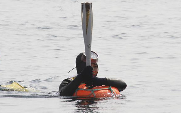 平昌冬奥会圣火抵达济州岛，海女水下传递成亮点