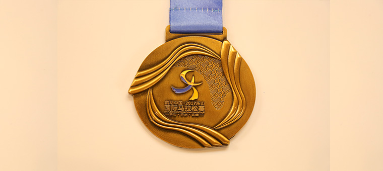 乐山马拉松新闻发布会：奖牌有大佛元素，赛道在大渡河畔