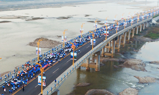 乐山马拉松(109)|无人机：近万名选手沿着大渡河边奔跑