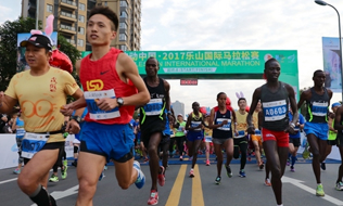 乐山马拉松(112)|无人机：选手奔跑在山水赛道