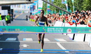 乐山马拉松(110)|无人机：乐山马拉松全程男子组第一名完赛冲线