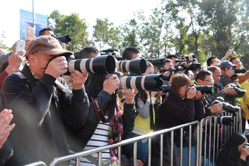 乐山马拉松(126)|乐山马拉松赛上带着&ldquo;长枪大炮&rdquo;的媒体记者