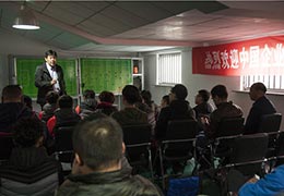 中国职工足协主席迟尚斌为沈飞集团职工足球助威