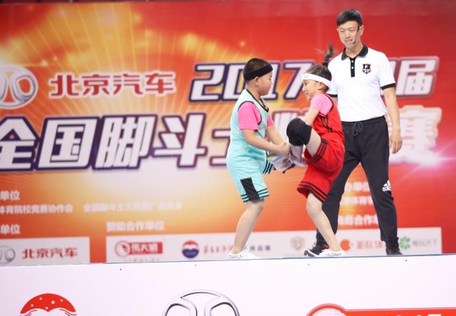 高清组图：&ldquo;中华脚斗娃&rdquo;比赛赢来满场笑声