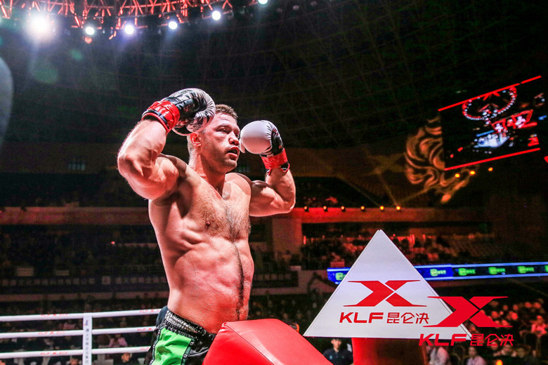 昆仑决遵义站：张伟丽憾负无缘木兰传奇冠军，美丽死神汪柯菡皆胜，巨兽之战叶翔止步八强