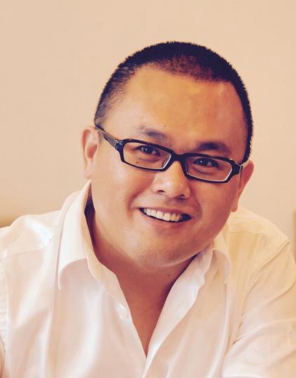 侯大伟（右侧）