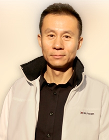 吴洪涛（右侧）