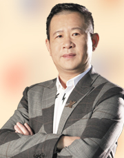 丁水波（右侧）