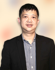 丁思泉（右侧）