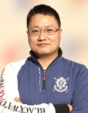 刘渝龙（右侧）