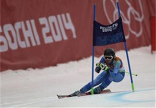 冰雪运动百科⑪|高山滑雪：手持雪杖从覆雪的高山由上向下绕障滑行