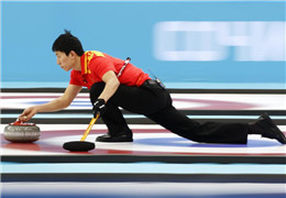 冰雪运动百科⑬|冰壶：手持毛刷在冰壶滑行的前方快速左右擦刷冰面
