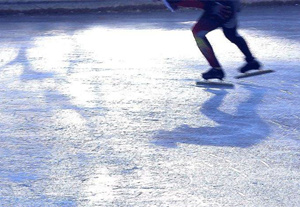 零下20度，公园湖面的浇冰老人