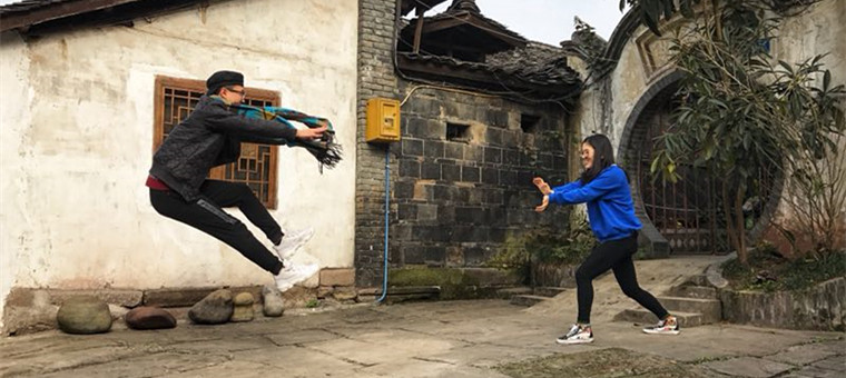 换下婚纱、穿上跑鞋，他们从这里开启人生马拉松的征途