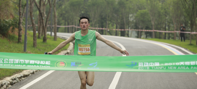天府半马(41)|在现场：2018天府半马迷你跑选手陆续冲线