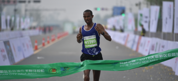 天府半马(42)|在现场：2018天府半马选手撞线，中国选手获男子半程二、三名