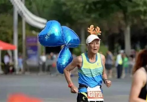 七旬&ldquo;少年&rdquo;爱跑马，他还在美国创造了纪录