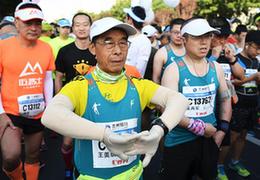 跑者故事：6年跑了一百场马拉松，这位古稀老人还要跑下去