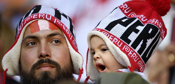 萌态十足的小球迷