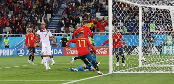 B组：西班牙队阿斯帕斯破门