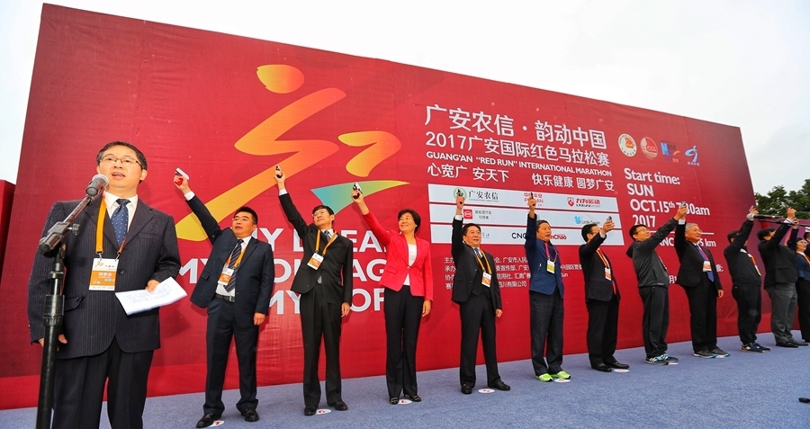 在现场：红马鸣枪开赛