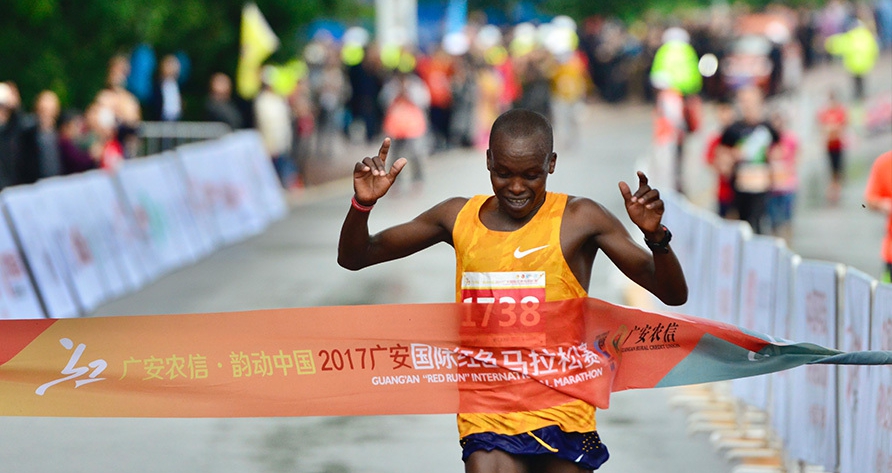 在现场：广安红马全程男子组第一名完赛冲线