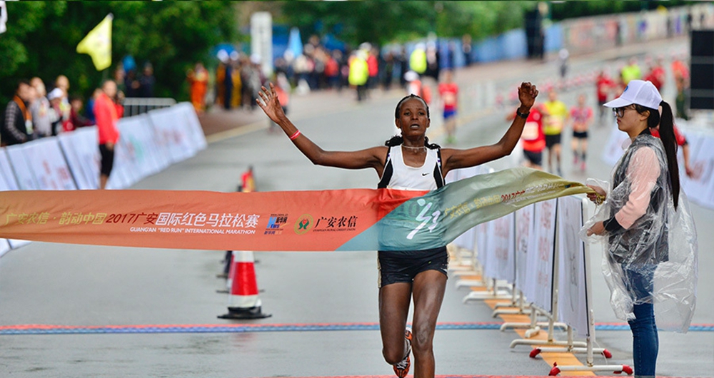 在现场：广安红马全程女子组第一名完赛冲线