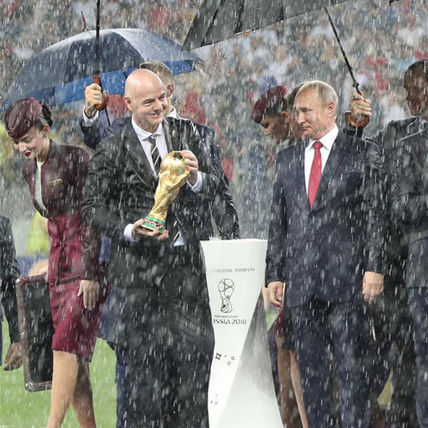 颁奖仪式在雨中进行