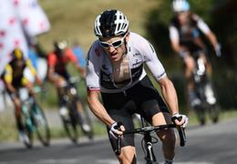 环法第12赛段：托马斯夺冠创造历史，天空车队遭车迷狂嘘