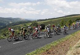 环法第16赛段：阿拉菲利普逆转夺冠，赛事一度因抗议中断