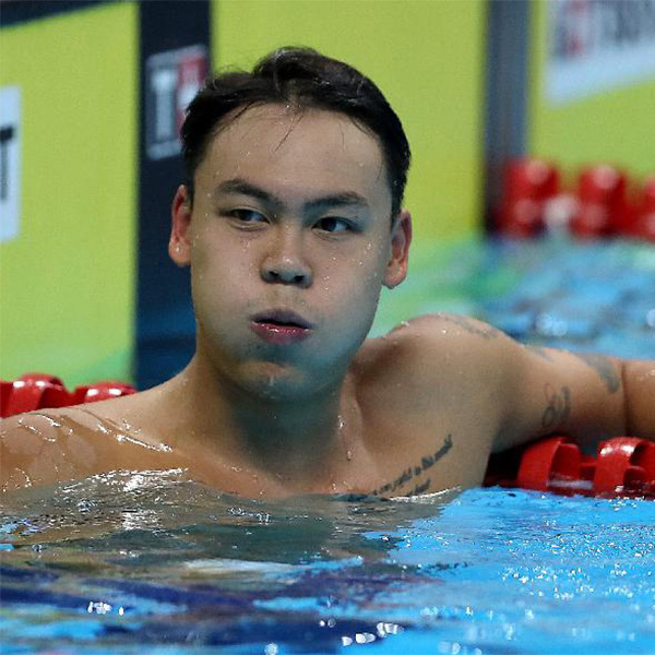 男子50米自由泳：余贺新夺冠