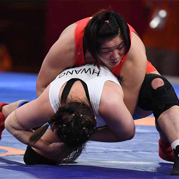 女子自由式摔跤76公斤级：中国选手周倩打入决赛