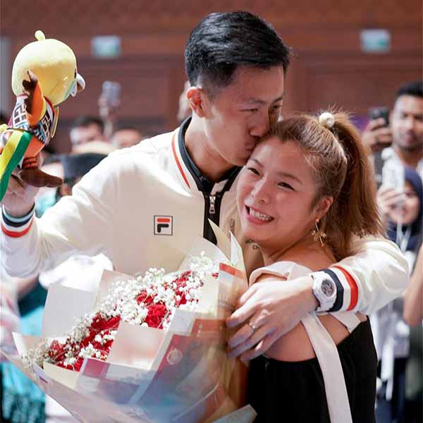 亚运会赛场求婚 尽显甜蜜