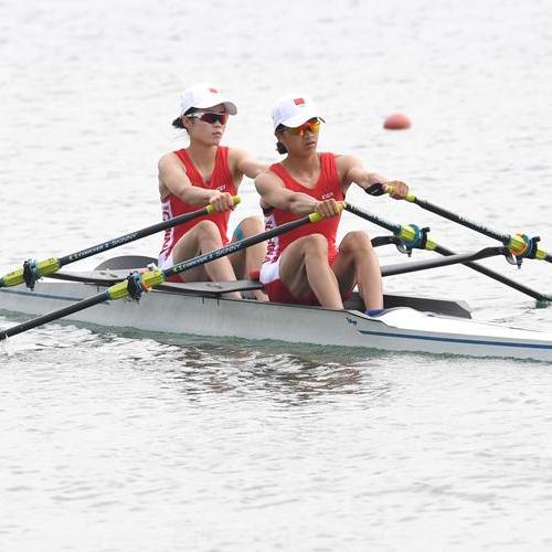 中国选手梁国汝、吴强获得女子轻量级双人双桨冠军