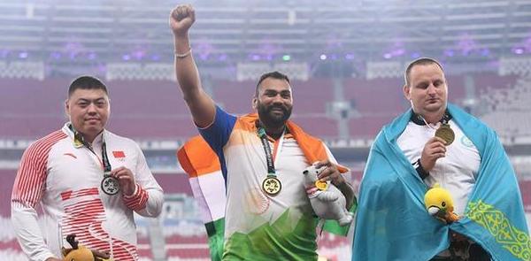 田径&mdash;&mdash;男子铅球颁奖仪式举行