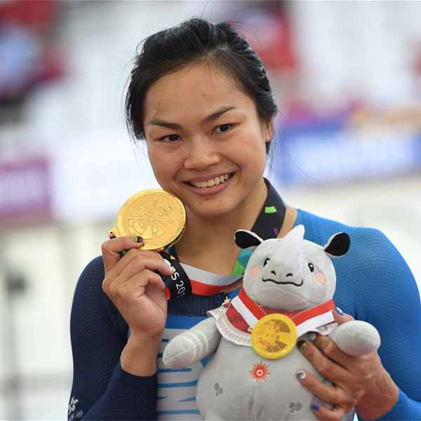 场地自行车女子竞速颁奖仪式举行