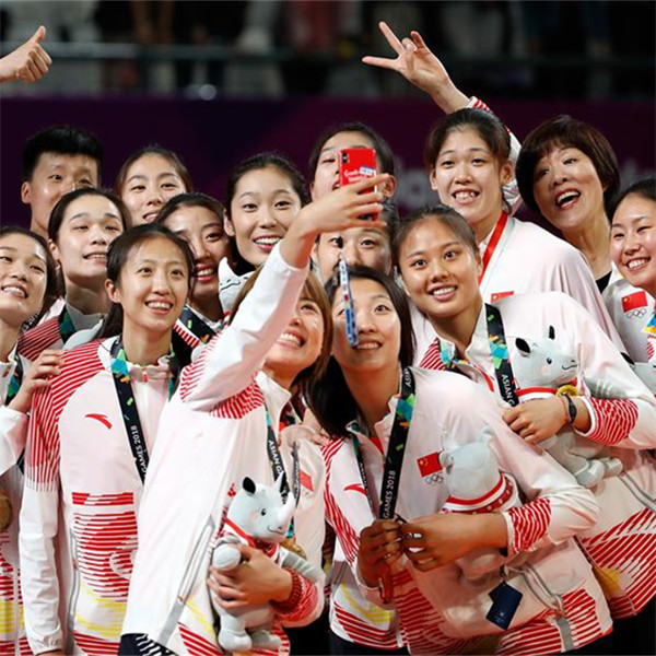 女排决赛颁奖仪式举行