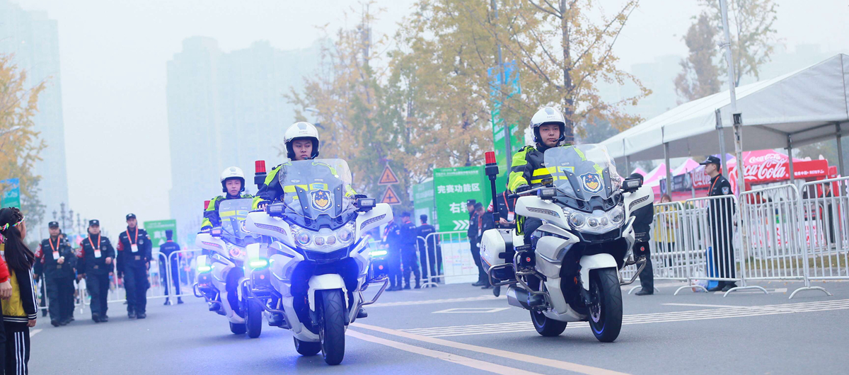 2018乐山半马赛道上的工作人员