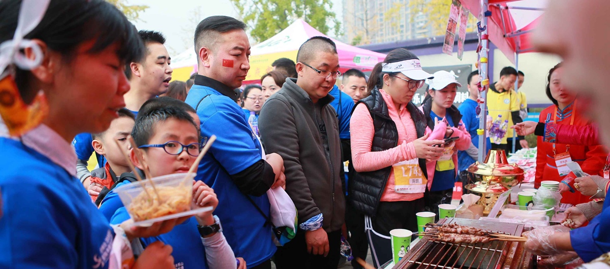 2018乐山半马跑友品尝美食