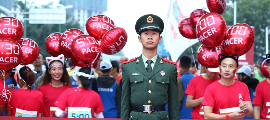 广安红马赛道上的可爱人儿