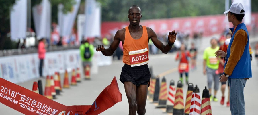 2018广安红马全程马拉松冠军冲线，中国选手管油胜获男子组第二