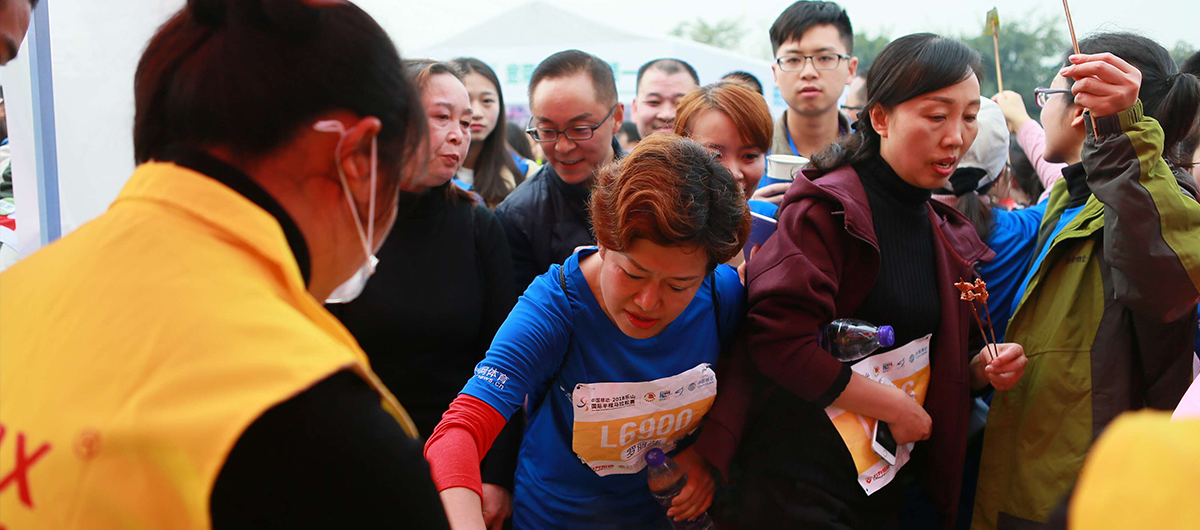 2018乐山半马的跑友品尝美食