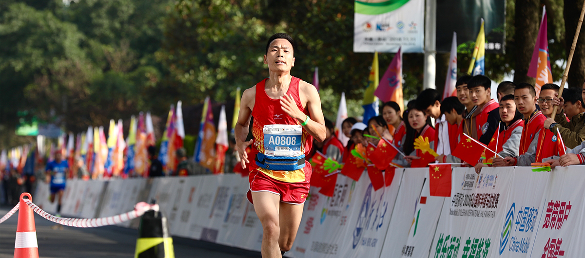 2018乐山半马选手奔跑在赛道上