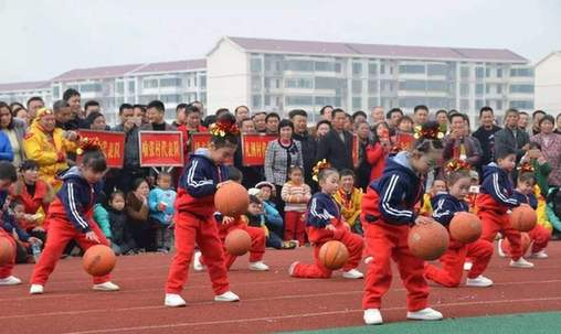 这里的农民运动会传承着不变的年味