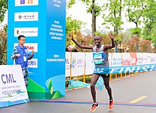 2019武胜乡村马拉松赛选手冲线瞬间