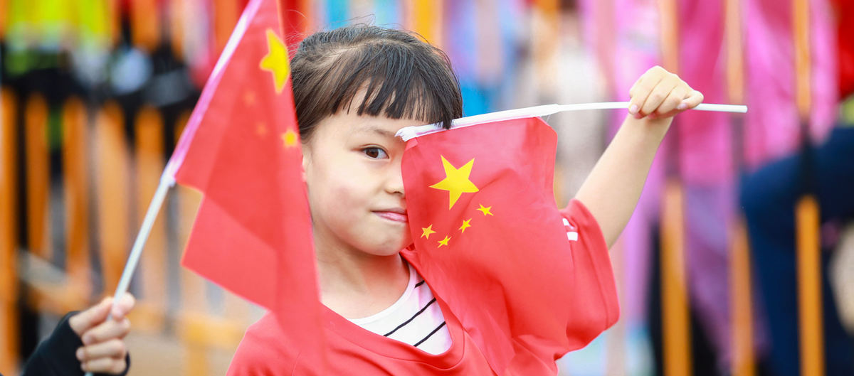 &ldquo;看我的！&rdquo;&mdash;&mdash;赛道上拿着五星红旗的小跑友