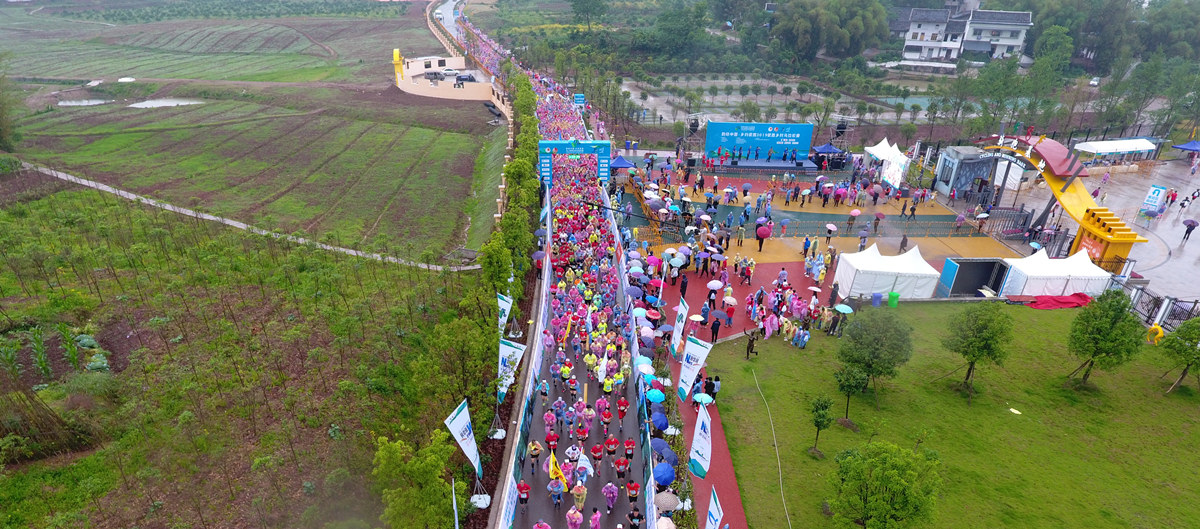 2019武胜乡村马拉松鸣枪起跑，无人机俯瞰选手冲出起跑线