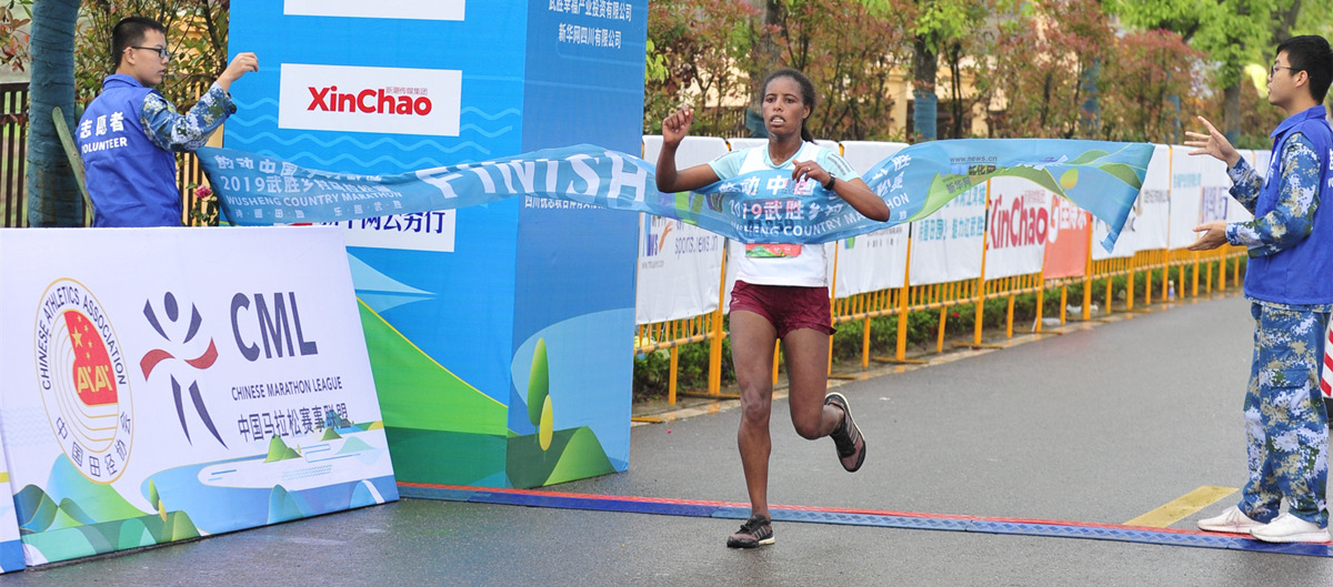 女子半程马拉松冠军冲线瞬间